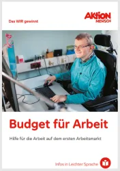 erste Seite der Broschüre "Budget für Arbeit" in Leichter Sprache. Auf dem Bild ist ein Mensch im Rollstuhl. Er arbeitet am Computer.