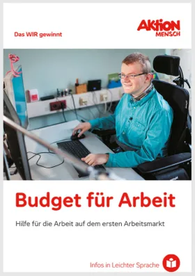 erste Seite der Broschüre "Budget für Arbeit" in Leichter Sprache. Auf dem Bild ist ein Mensch im Rollstuhl. Er arbeitet am Computer.