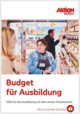 erste Seite der Broschüre "Budget für Ausbildung" in Leichter Sprache. Auf dem Bild ist ein Laden von innen. Eine junge Frau trägt eine Schürze mit einem Namensschild. Sie berät eine Kundin.